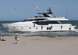 El yate 'Nordic Lily', encallado en la playa de Pinedo.