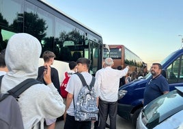 Estudiantes de Catarroja esperando los autobuses.