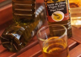 Botella de aceite de oliva virgen extra.