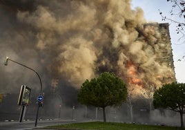 La gran humareda que provocó el incendio del edificio de Campanar.