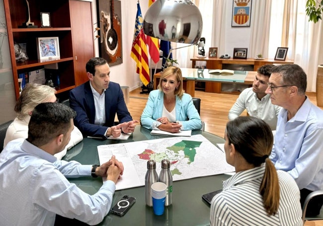 La consellera, junto a ARturo Poquet, en la reunión mantenida en Benissa.