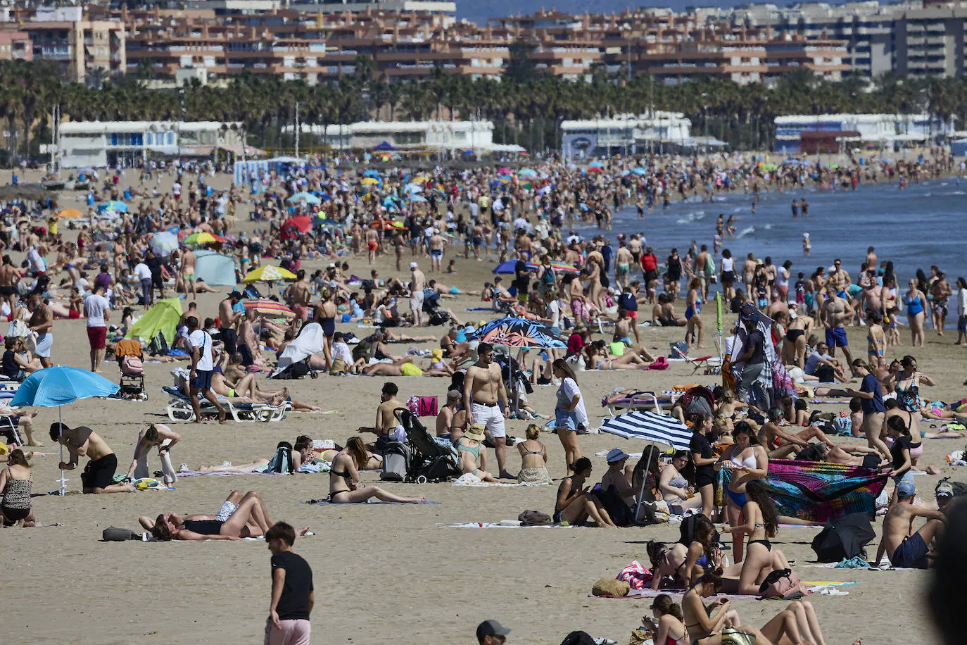 Más de la mitad de playas valencianas siguen sin socorristas