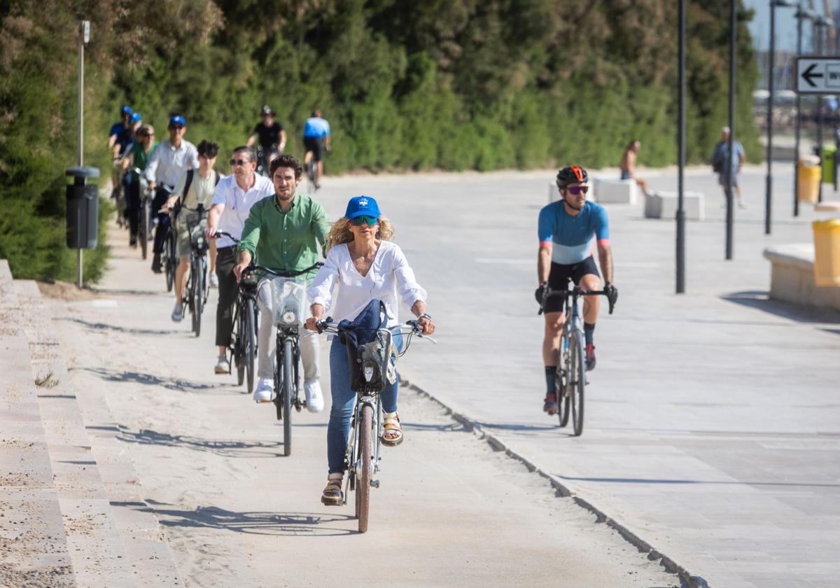 La ruta en bicicleta en favor de la Albufera, en imágenes