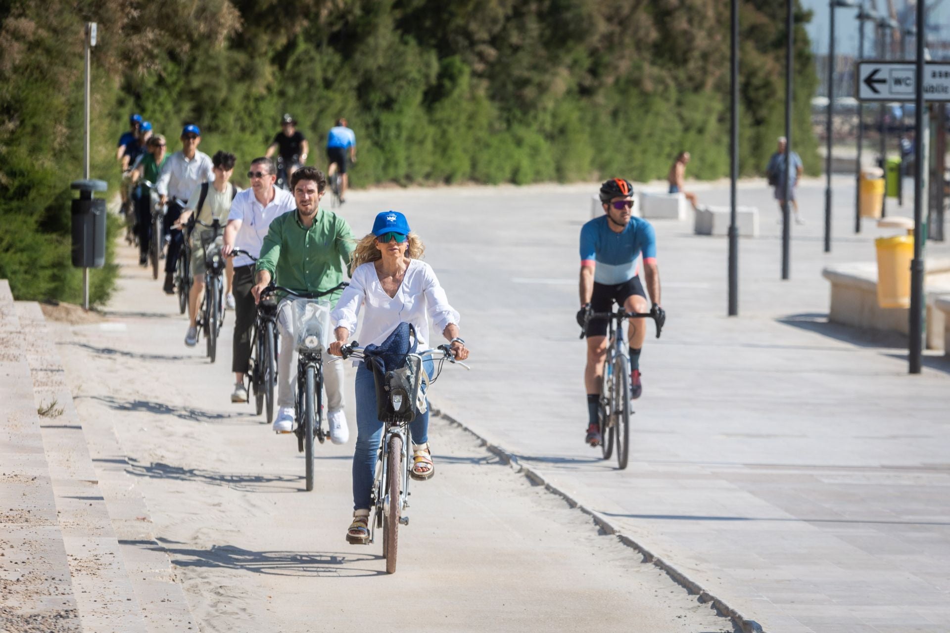 La ruta en bicicleta en favor de la Albufera, en imágenes