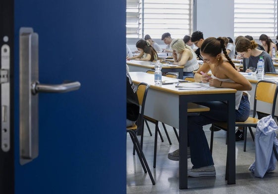 Alumnos durante el segundo día de la selectividad, en la UPV.