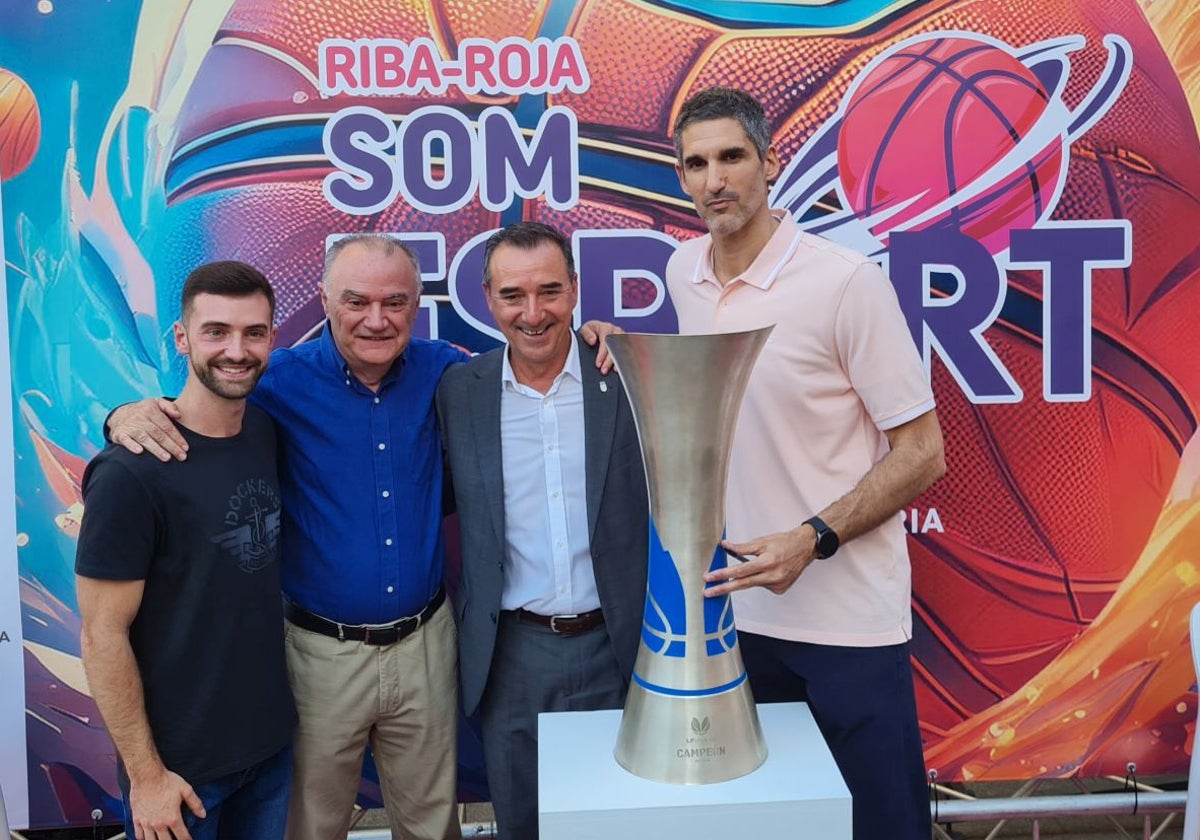 Rubén Burgos, junto al alcalde Robert Raga, durante el homenaje.