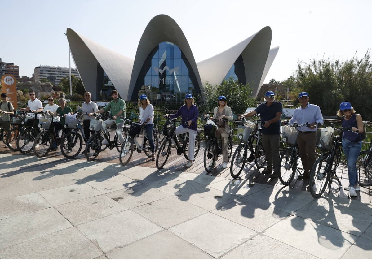 Participantes de la excursión ciclista en el Oceanogràfic.