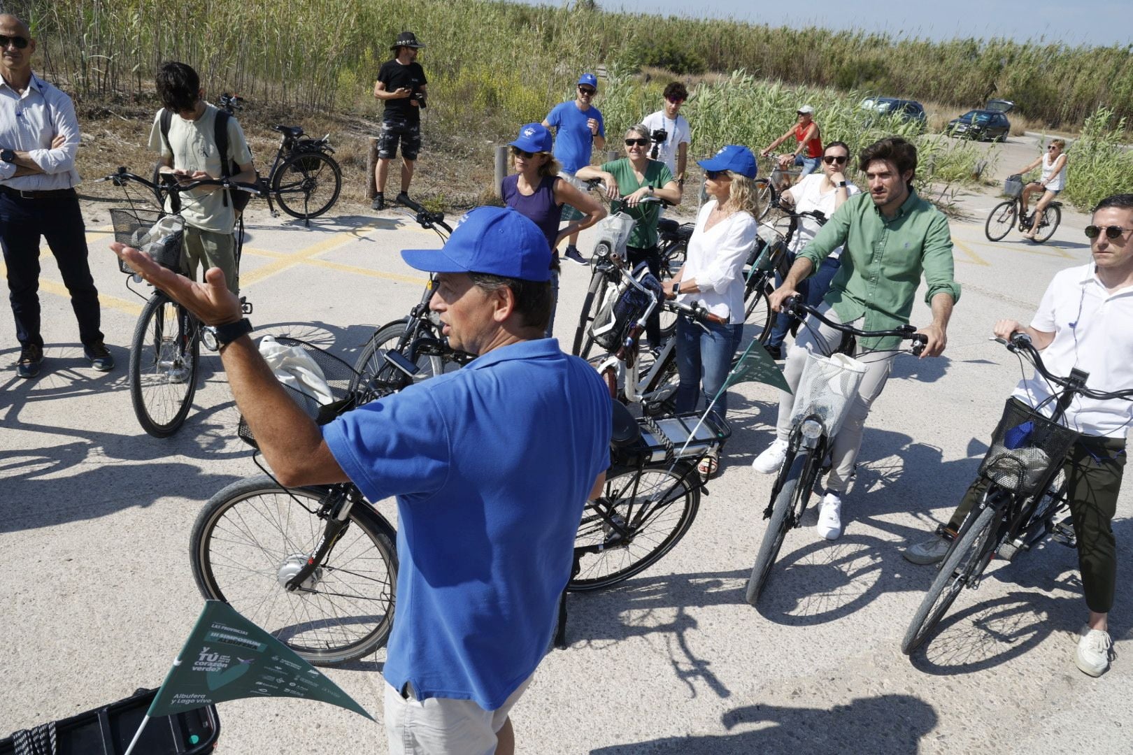 La ruta en bicicleta en favor de la Albufera, en imágenes