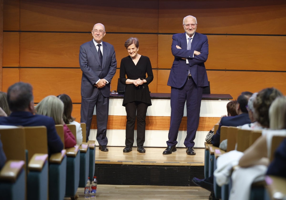 Pedro Coca, presidente de Étnor; Adela Cortina, directora académica de Étnor; y Juan Roig, presidente ejecutivo de Mercadona, en la clausura del XXXIII Seminario Étnor.