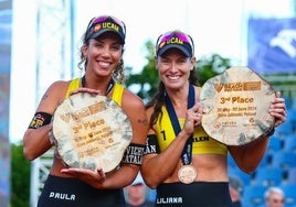 Liliana Fernández y Paula Soria posando con el trofeo en Polonia.