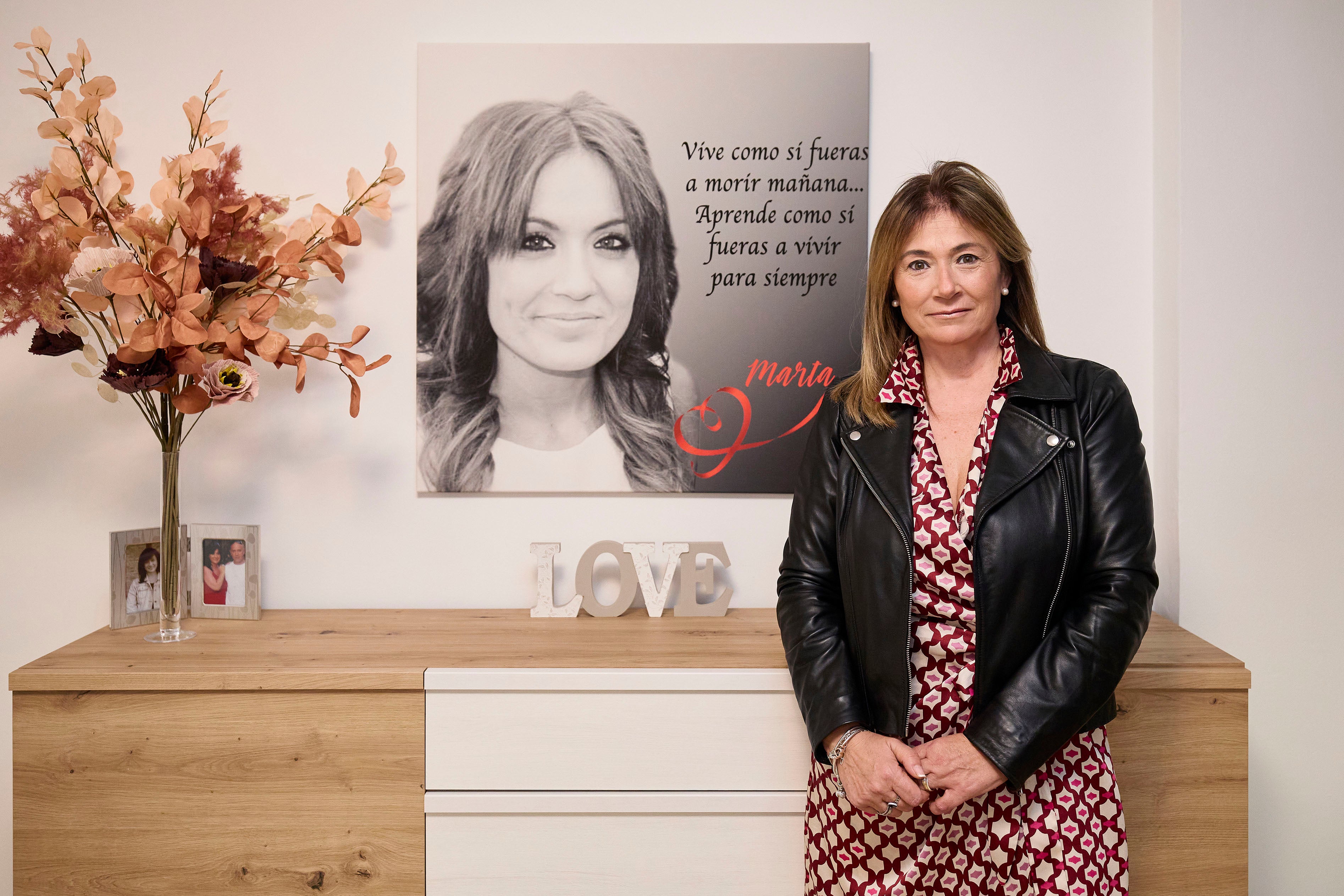 La madre de Marta Calvo, con un retrato de su hija en su casa.