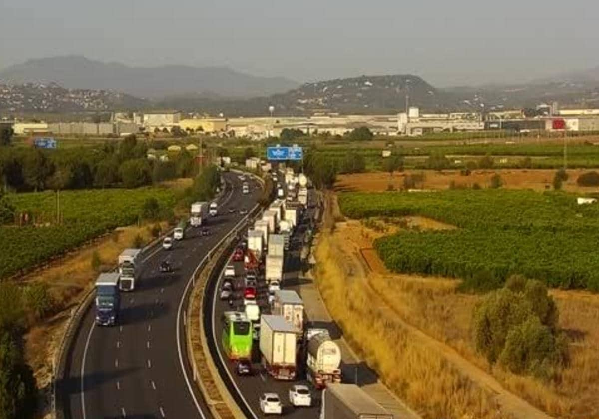 Más de 20 kilómetros de atascos en las entradas y salidas a Valencia