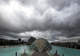 Nubes de tormenta sobre la ciudad de Valencia.