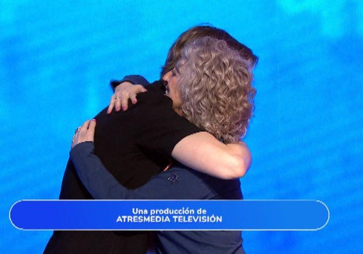 Abrazo entre los concursantes.