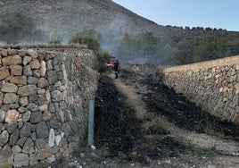 Bomberos trabajando en la zona del incendio.