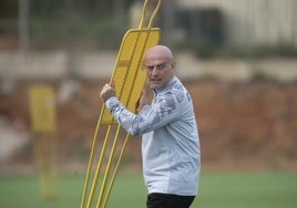 Julián Calero coloca una barrera en un entrenamiento del Cartagena.