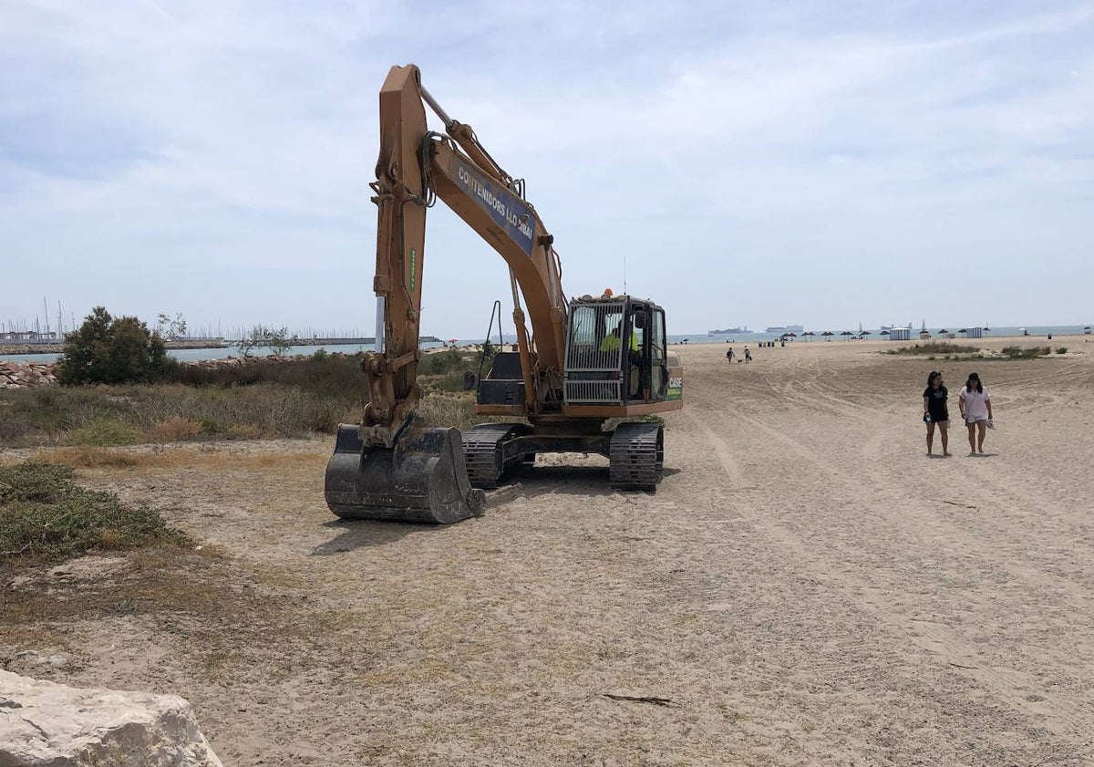 Imagen principal - Excavadora aparcada en uno de los extremos de la playa de Pinedo.