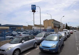 Varios coches esperan para pasar la ITV en la estación de Vara de Quart.