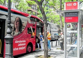 Varias personas suben a uno de los autobuses