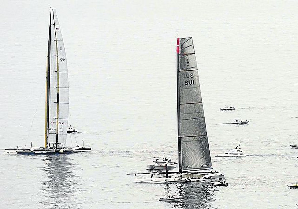 El Alinghi y el BMW-Oracle, en aguas de Valencia en 2010.