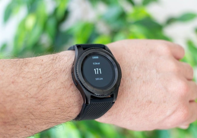 Un usuario muestra su reloj inteligente.