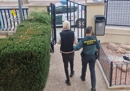 Imagen de archivo de un agente de la Benemérita de Calp con un arrestado.