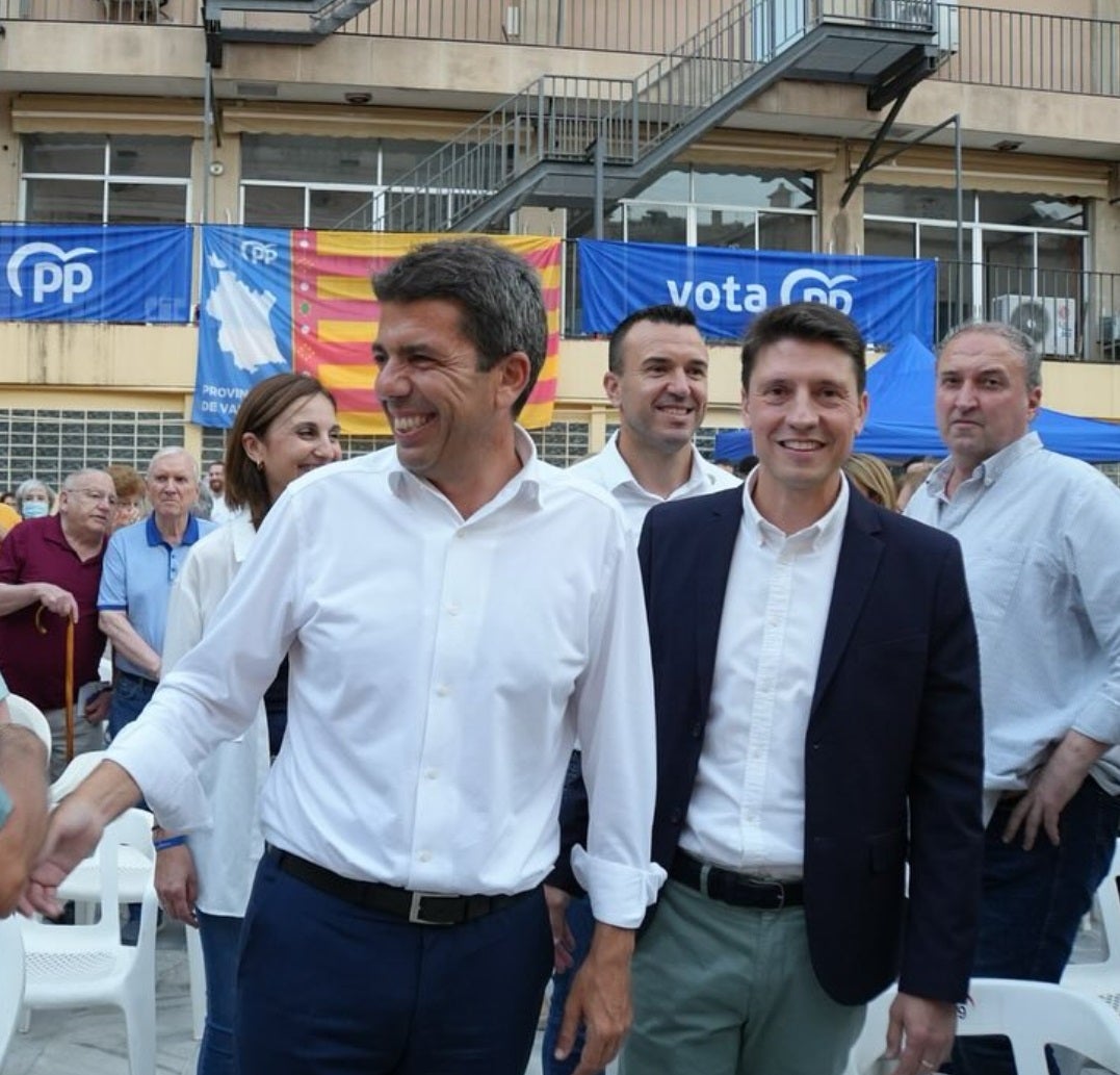 El presidente del PPCV, Carlos Mazón, junto al presidente del PP de Xàtiva, Maros Sanchis.