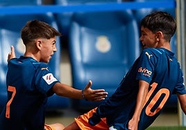 Dos jugadores del Valencia CF ante el Deportivo Alavés.