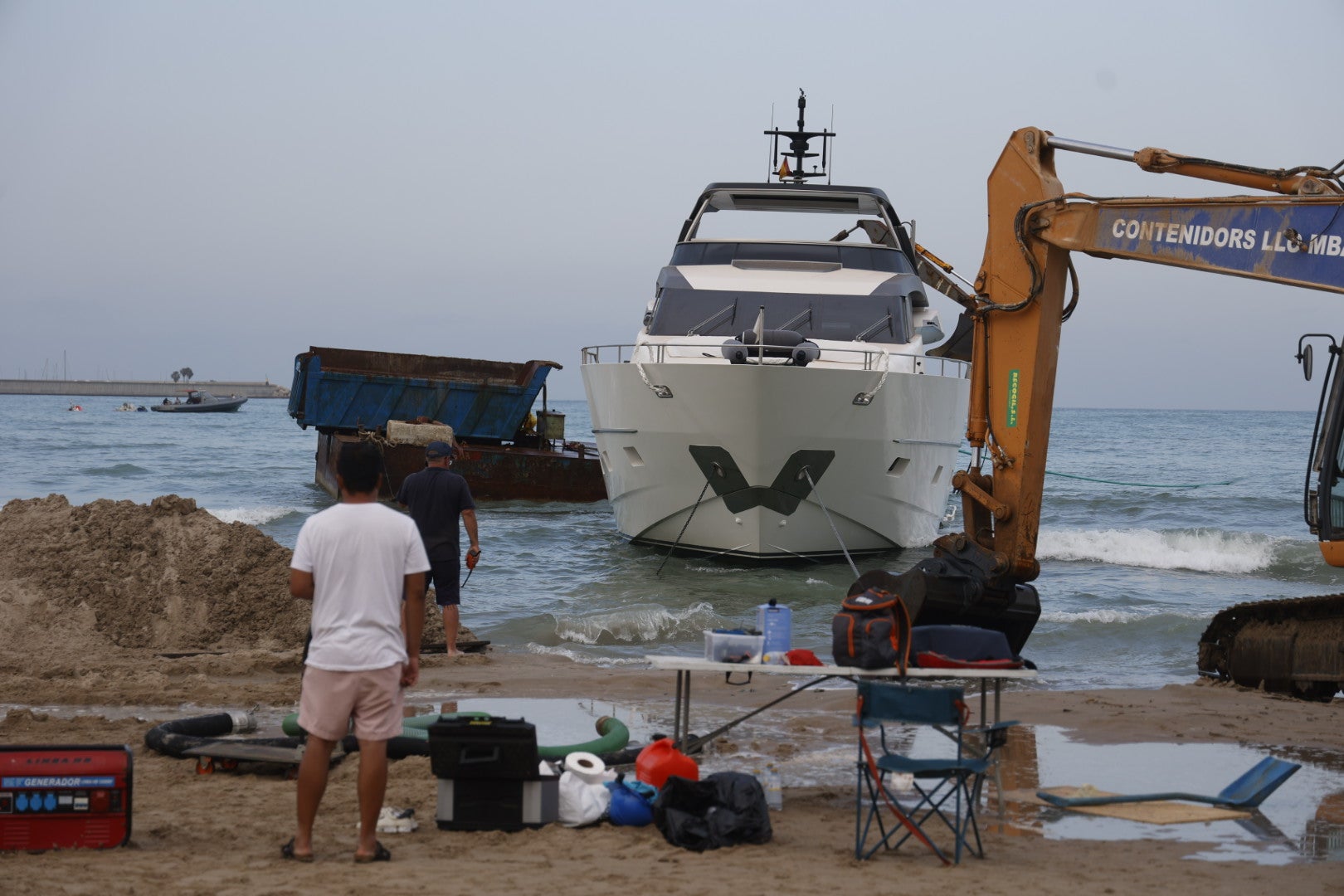 Nuevas maniobras para remolcar el yate encallado en Pinedo