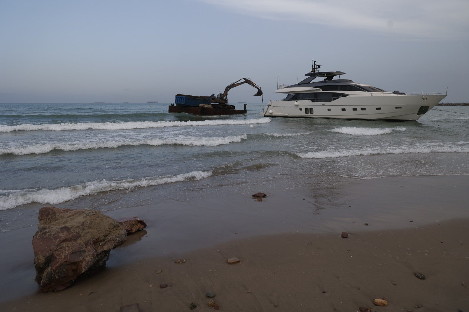 Nuevas maniobras para remolcar el yate encallado en Pinedo