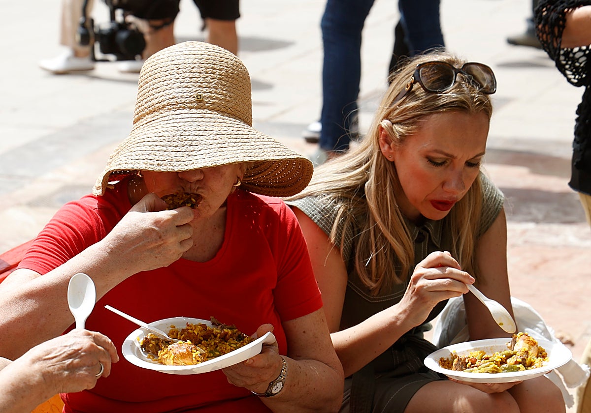 Paella a la sombra en la plaza del Ayuntamiento de Valencia