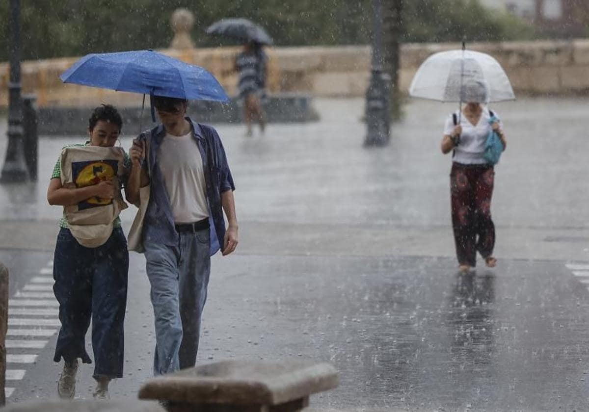 Aemet alerta de la llegada de fuertes tormentas y granizo a Valencia