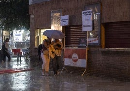 Las precipitaciones de este sábado en Valencia, que obligaron a suspender el concierto de Manolo García en la Plaza de Toros de la ciudad.