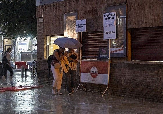 Las precipitaciones de este sábado en Valencia, que obligaron a suspender el concierto de Manolo García en la Plaza de Toros de la ciudad.