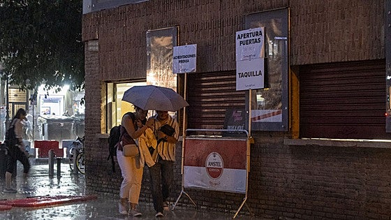 El balance de las lluvias en Valencia: 40 intervenciones de bomberos, retirada de árboles y ramas y un incendio provocado por un rayo
