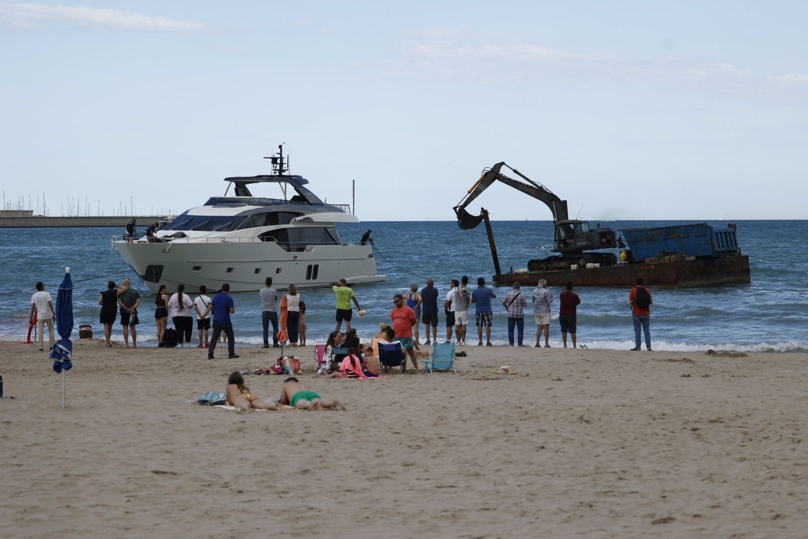 El barco encallado en Pinedo ya zarpa mar adentro