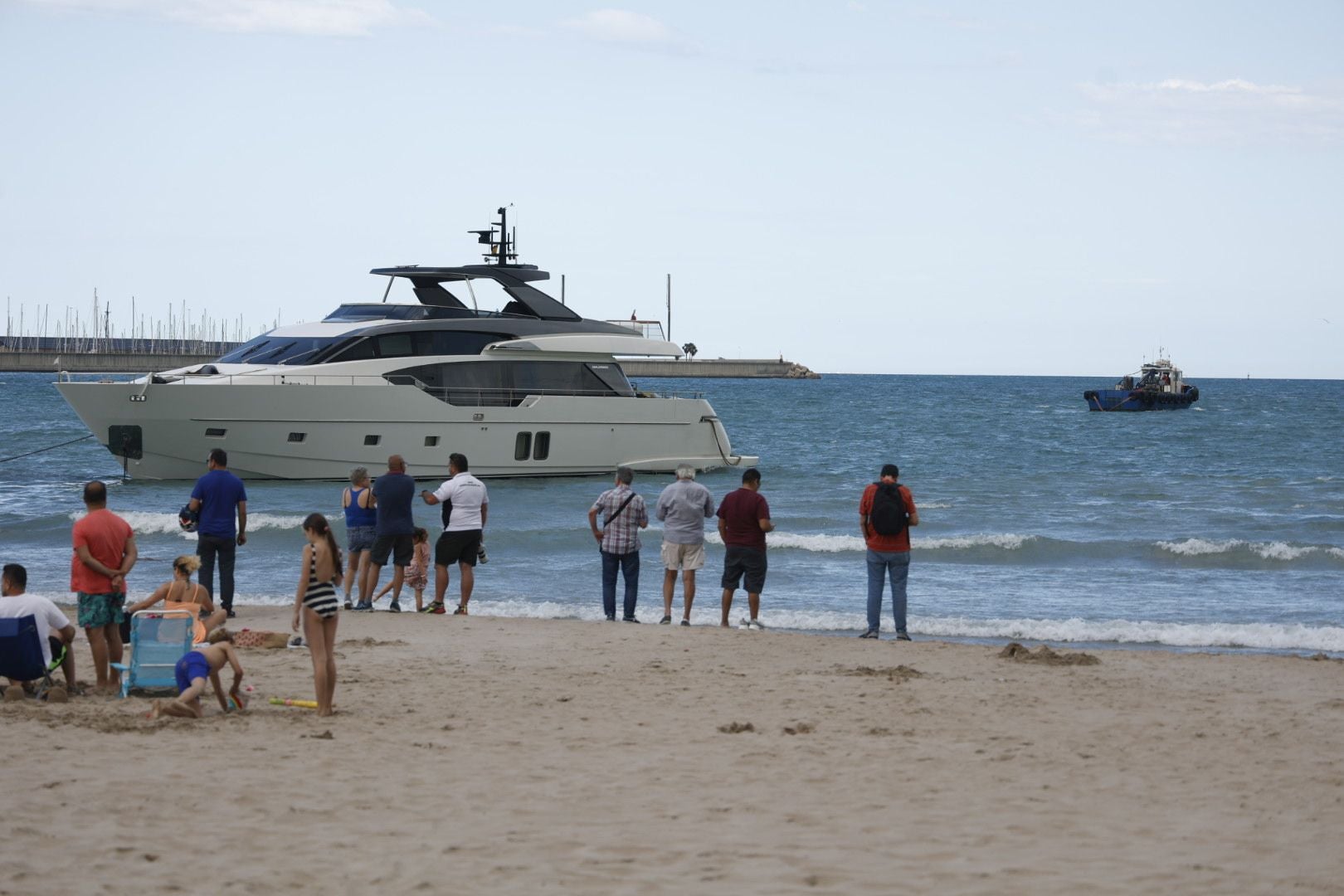 El barco encallado en Pinedo ya zarpa mar adentro