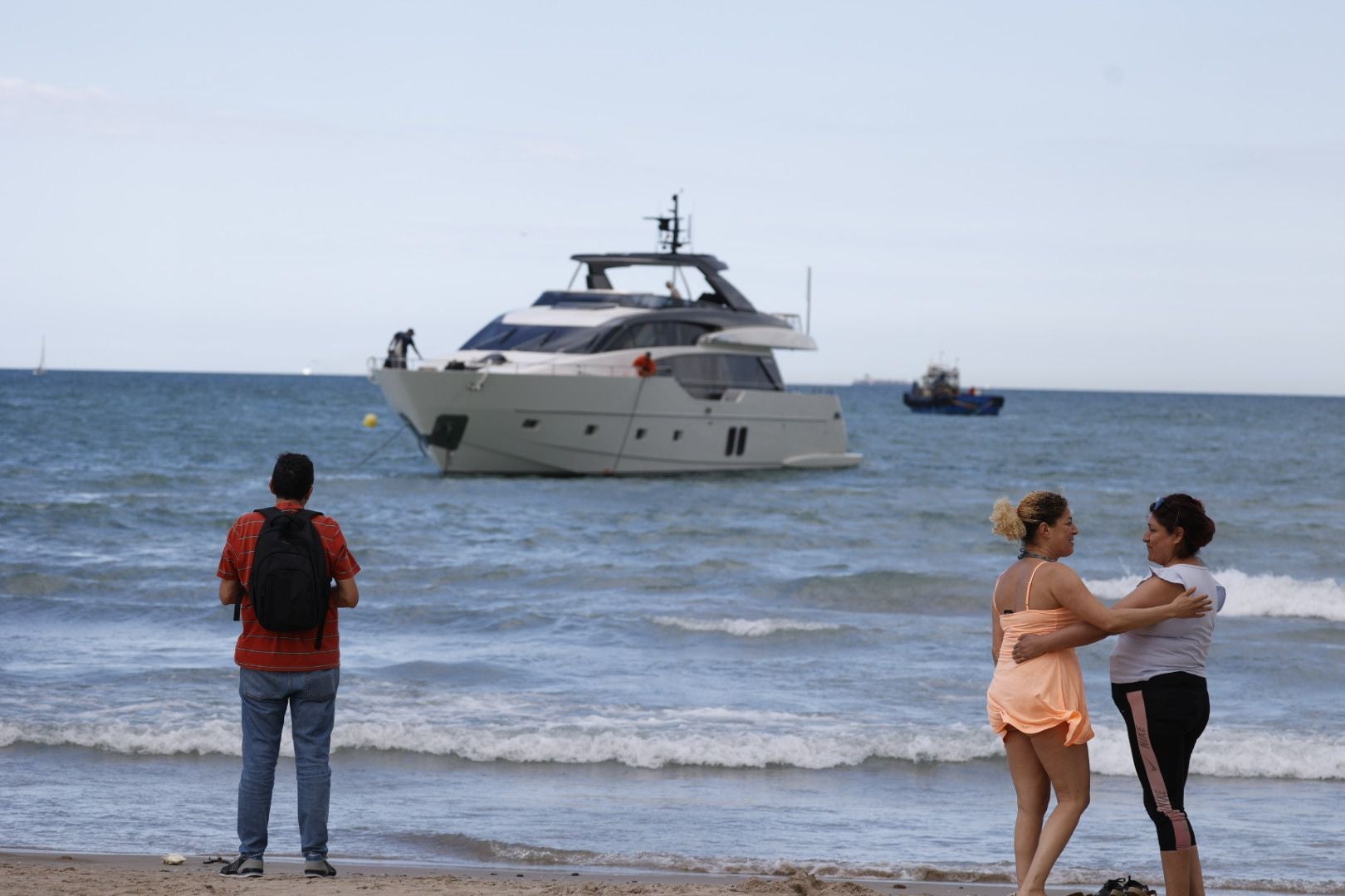 El barco encallado en Pinedo ya zarpa mar adentro