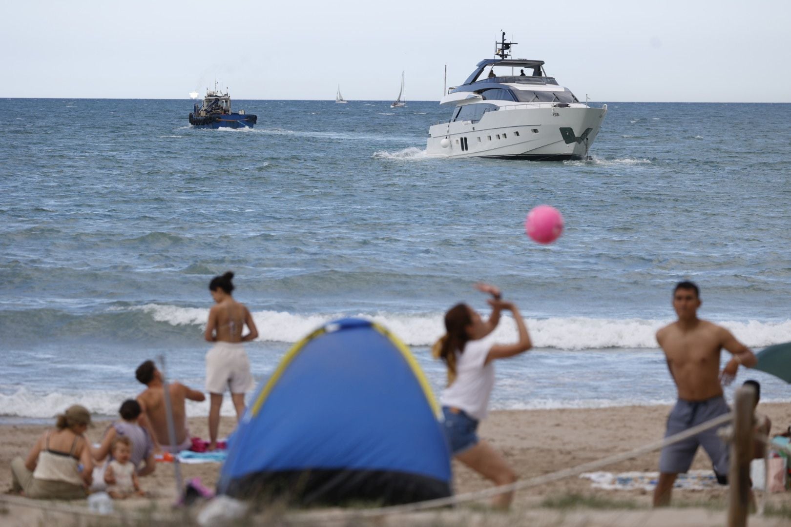 El barco encallado en Pinedo ya zarpa mar adentro