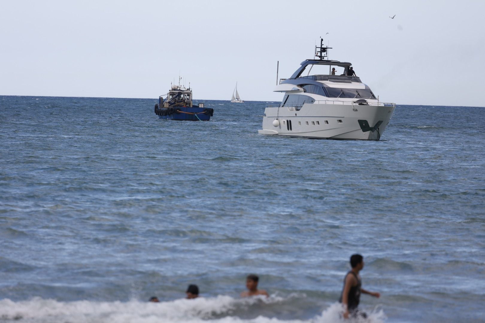 El barco encallado en Pinedo ya zarpa mar adentro