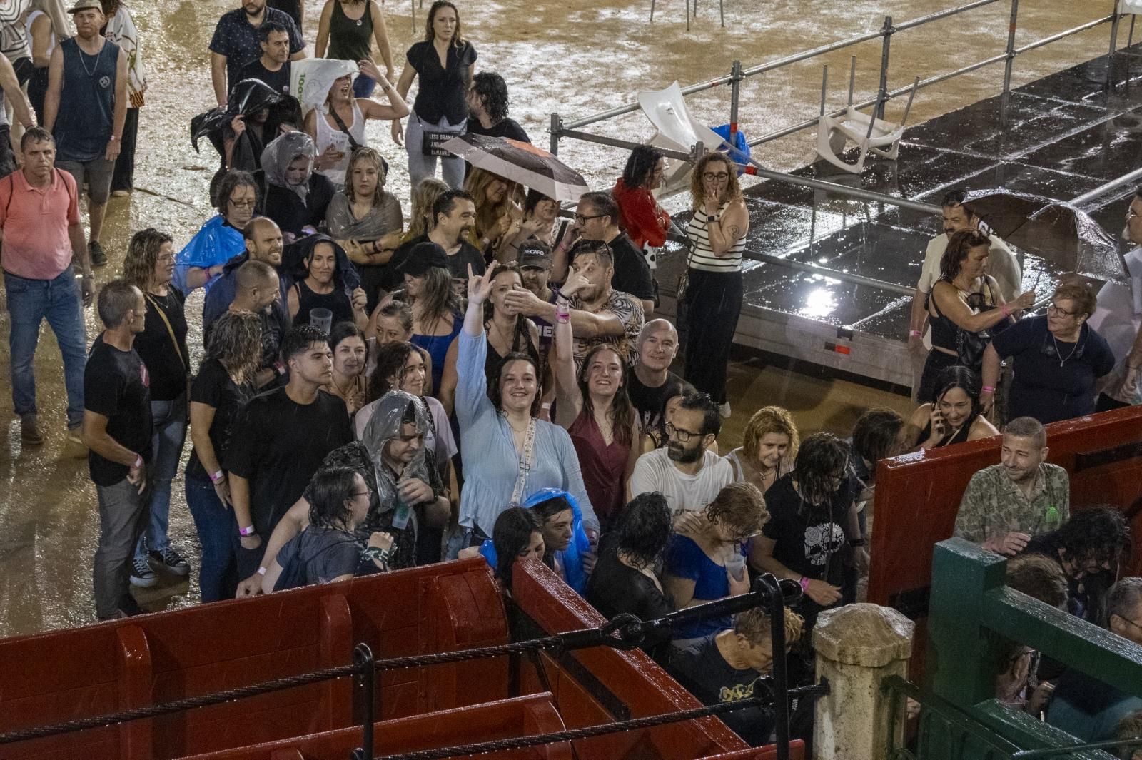 Asistentes al concierto de Manolo García suspendido en Valencia.