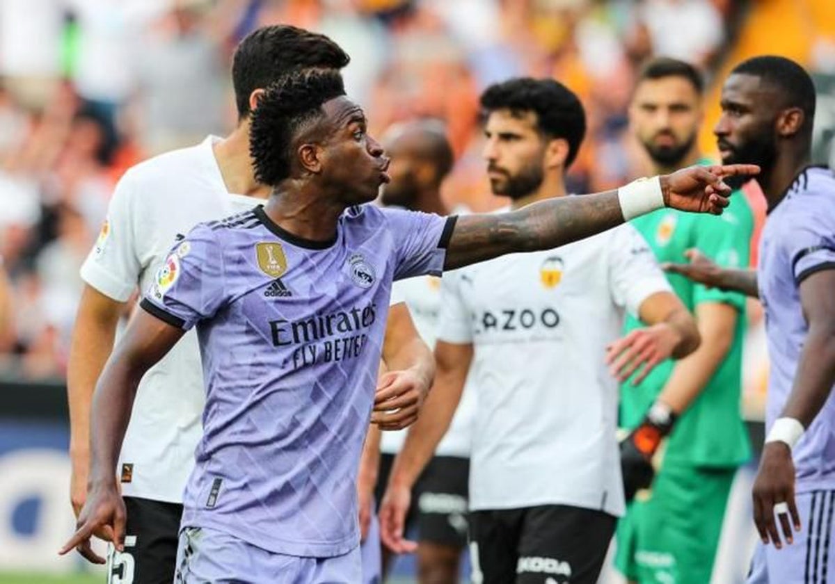 La jueza condena a tres aficionados del Valencia a ocho meses de prisión por los insultos racistas a Vinícius en Mestalla