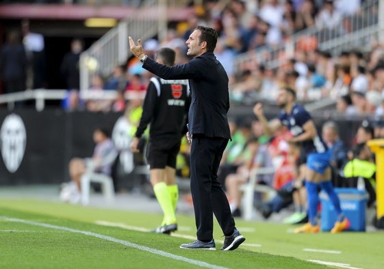 Rubén Baraja, durante un partido en Mestalla.