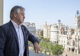 Fernando Aliño, en el balcón del restaurante que gestiona en el Ateneo Mercantil.