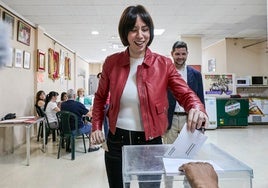 La ministra Diana Morant ejerce su derecho al voto este domingo en Gandia.