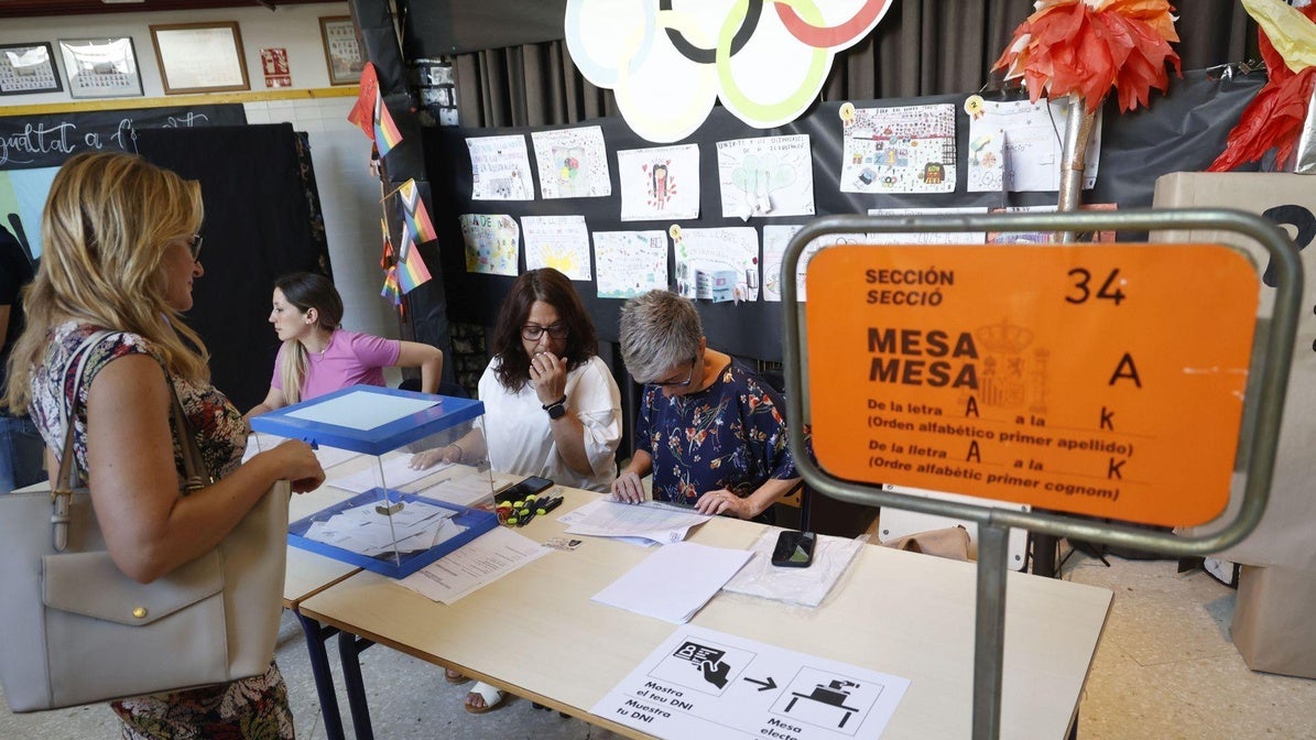 Vecinos de Valencia ayer, 9 de julio, ejerciendo su derecho a voto para las elecciones europeas.