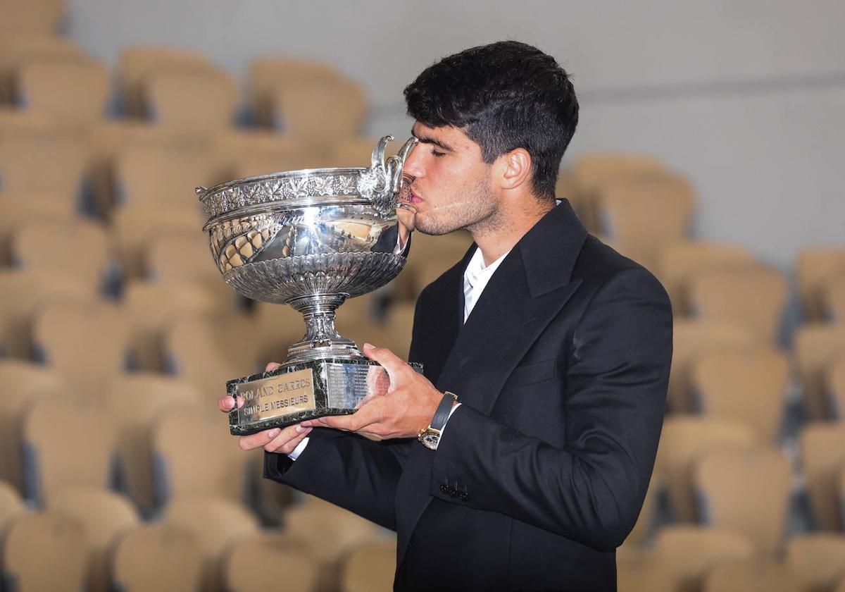 Carlos Alcaraz posa con la copa de los Mosqueteros.