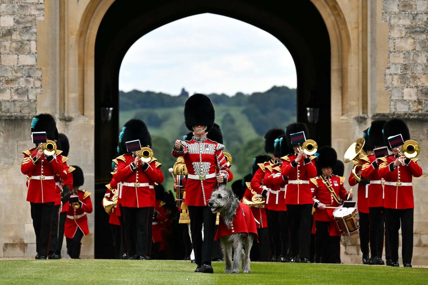 Carlos III, &#039;obligado&#039; a sustituir a Kate Middleton en la Revisión del coronel