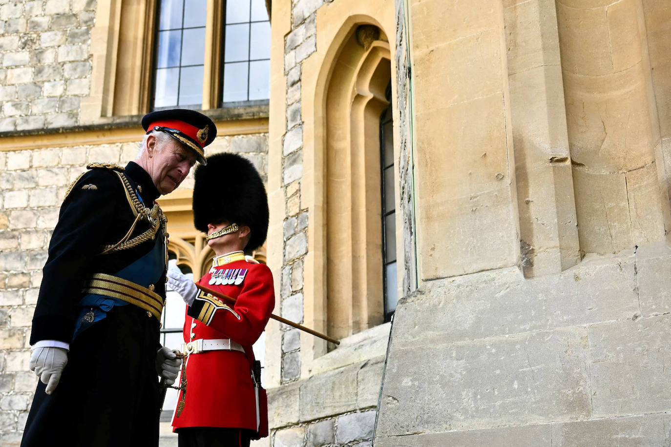 Carlos III, &#039;obligado&#039; a sustituir a Kate Middleton en la Revisión del coronel