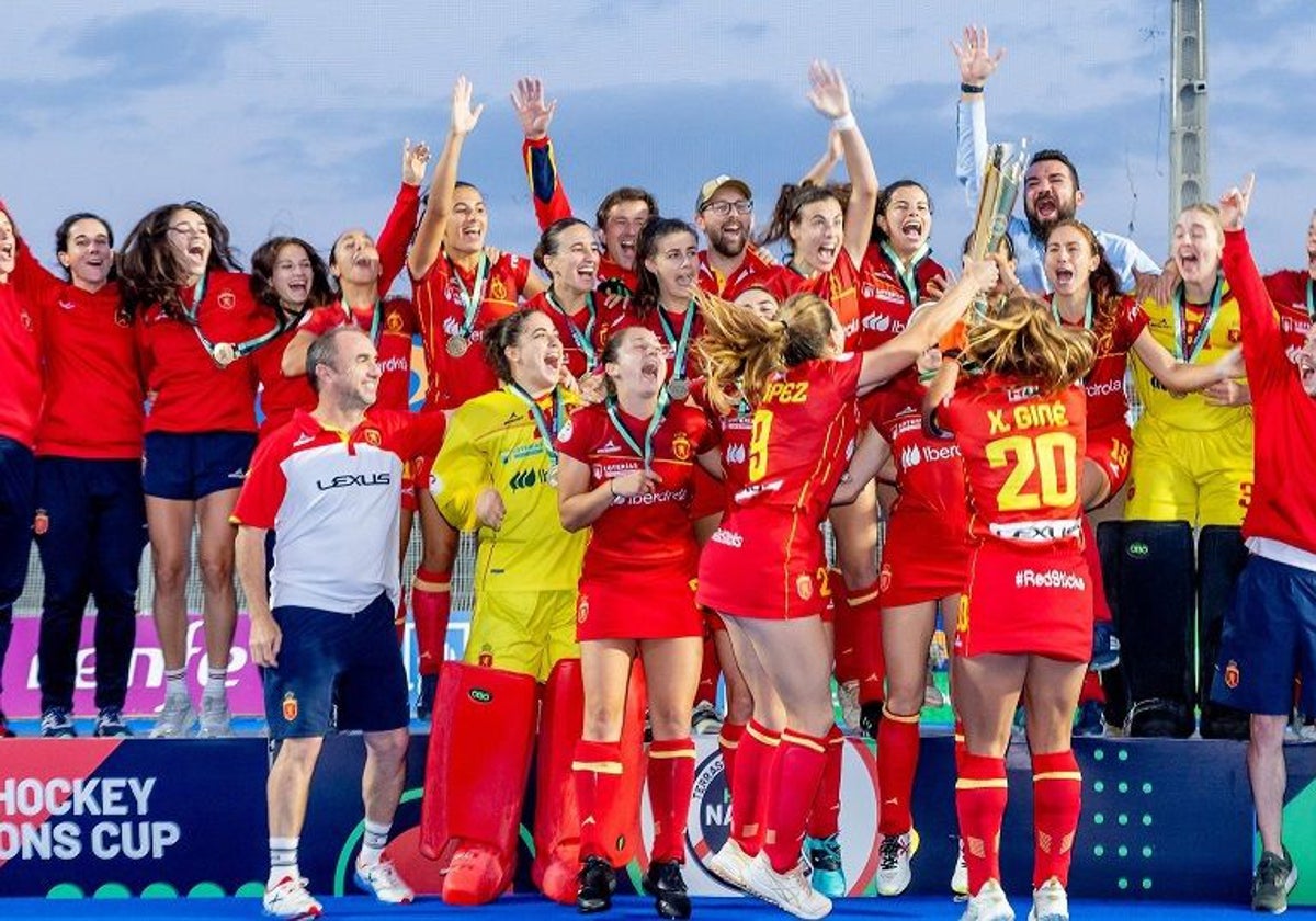 La selección española femenina de hockey hierba celebrando la FIH Nations Cup.